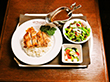 THE チキンカレー　910円（税抜）　モチ麦入りご飯、8品目のサラダ、小鉢付